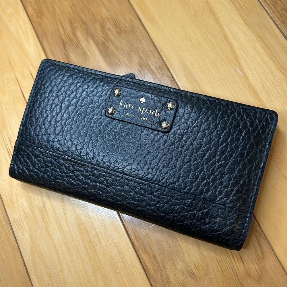 Kate Spade Black Pebbled Leather Slim Bifold Wallet Gold Logo Plaque